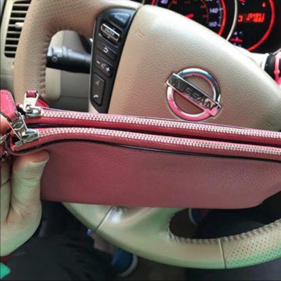 Beautiful coach wristlet - Picture 2 of 4